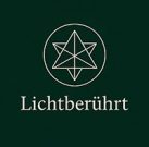 Logo lichtberuehrt, Merkaba auf dunkelgrünem Hintergrund und Schriftzug